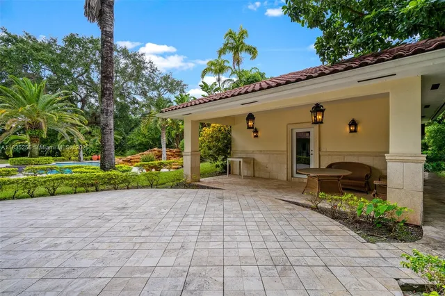 $4,050,000 | 10735 Southwest 58th Avenue, Pinecrest, FL 33156