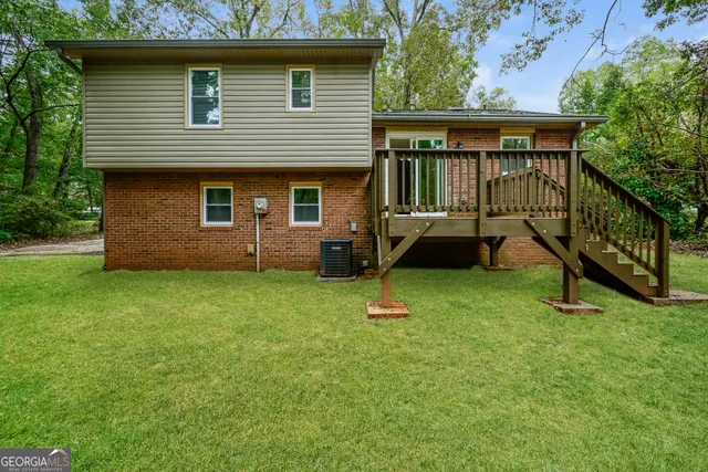a view of a house with a backyard
