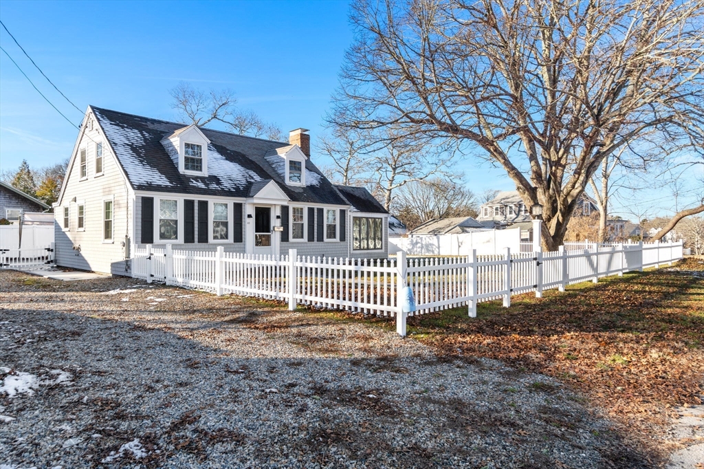 32 Woodside Avenue Wareham, MA 02532 - Photo 33 of 40 a front view of a house with a garden