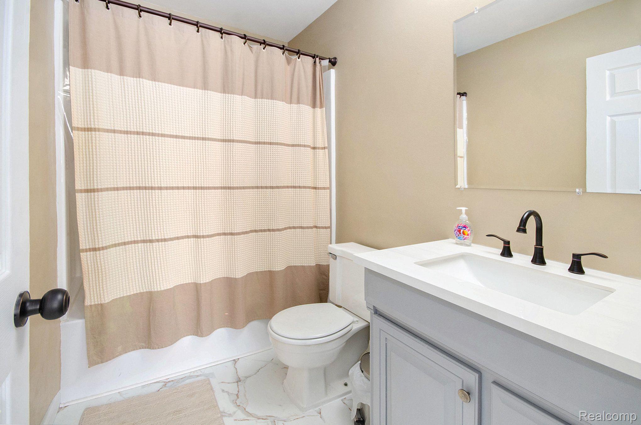 40241 Oak Tree Novi, MI 48375 - Photo 17 of 27 Gallery Image 17