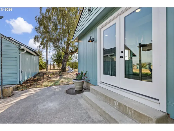 a view of backyard of the house