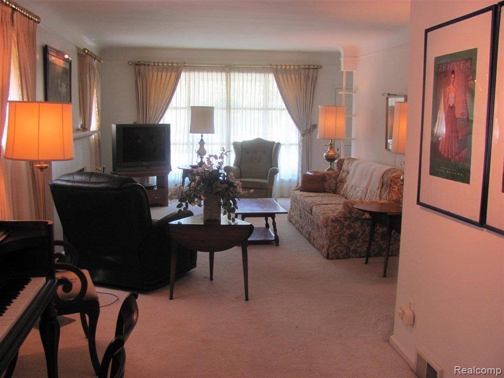 942 Washington Road Grosse Pointe, MI 48230 - Photo 3 of 10 IMG_0487.jpg