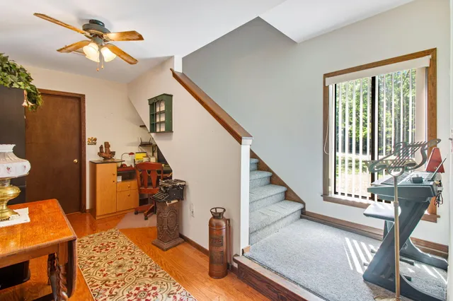 a view of entryway with a workspace