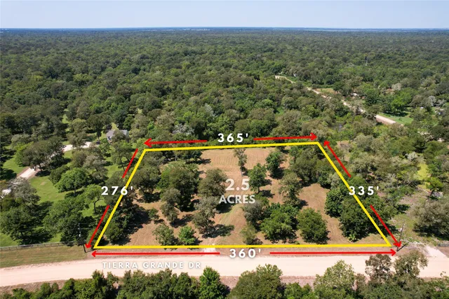 a view of a yard with a park