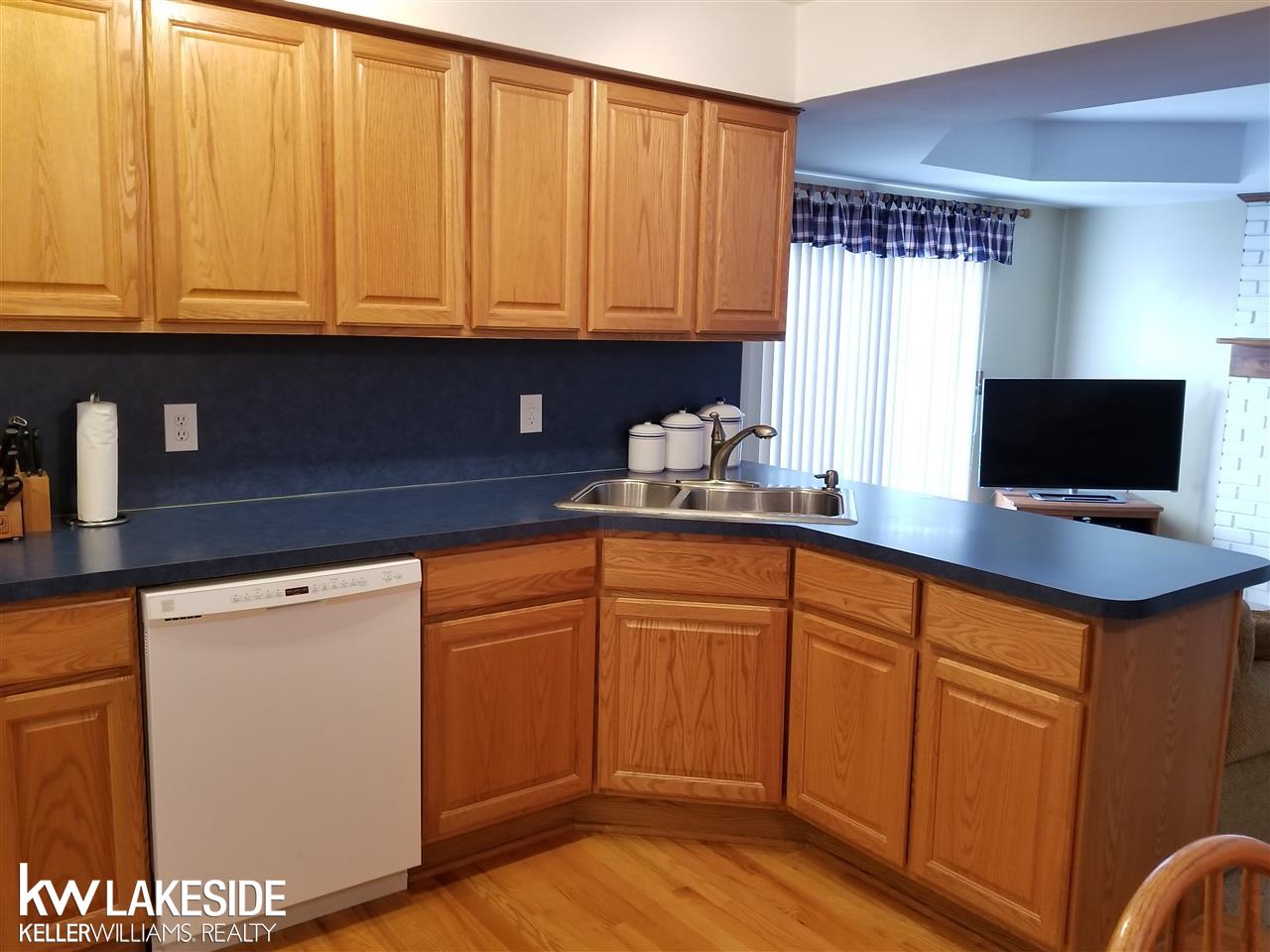 32326 Parker Circle Warren, MI 48088 - Photo 5 of 47 31340121-4.JPG