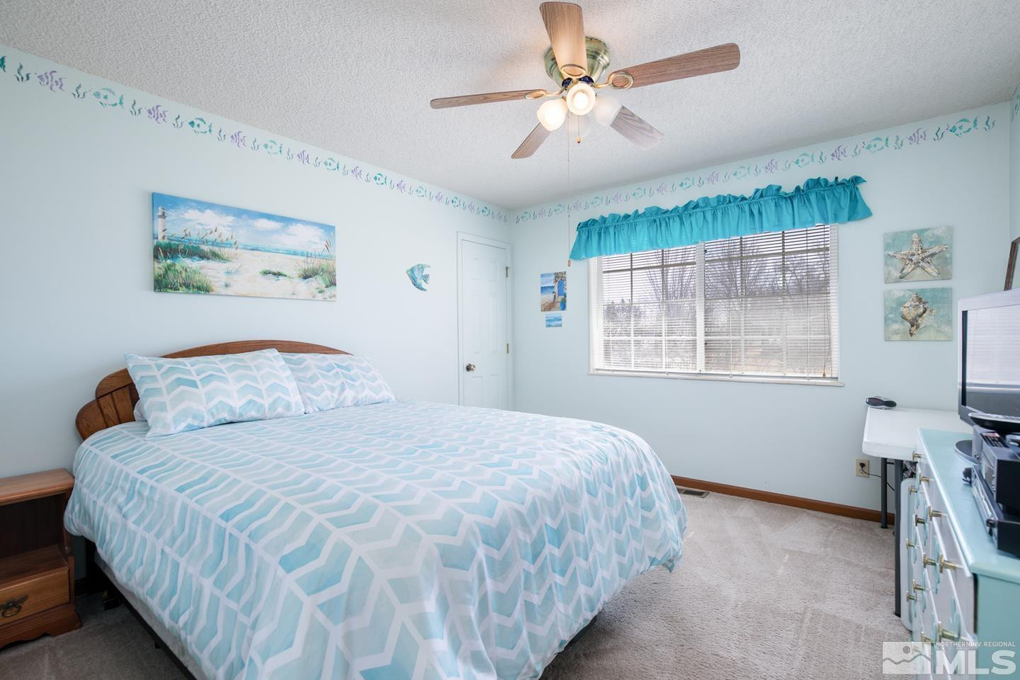 930 Edgewater Lane Fallon, NV 89406 - Photo 18 of 30 a bedroom with a large bed and a window