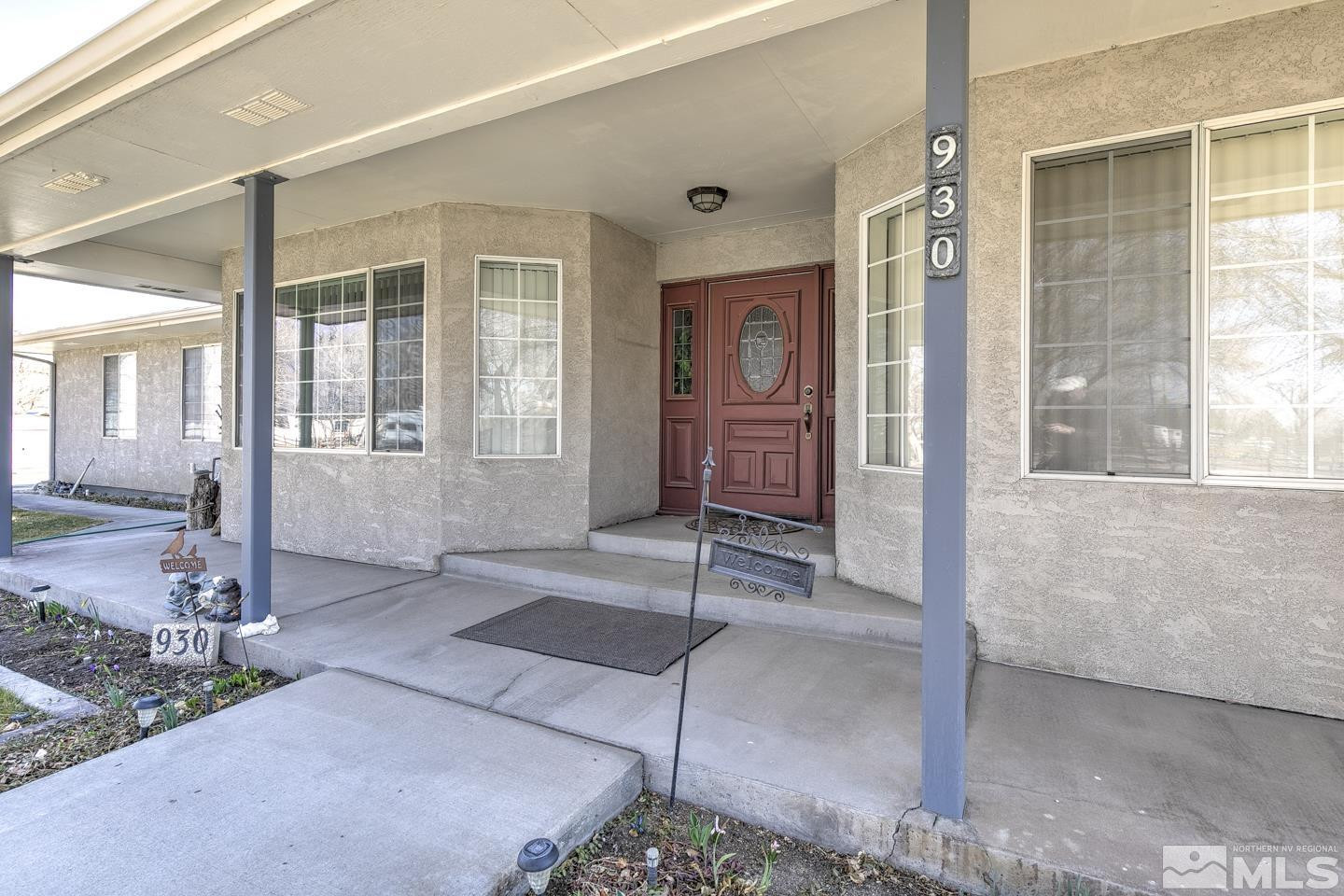 930 Edgewater Lane Fallon, NV 89406 - Photo 6 of 30 a living room filled with furniture