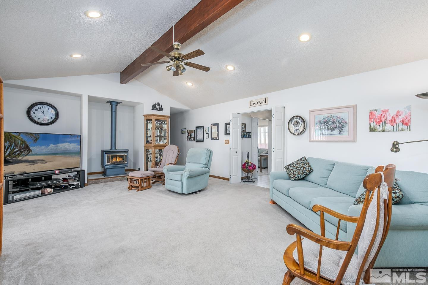 930 Edgewater Lane Fallon, NV 89406 - Photo 8 of 30 a living room with furniture and a flat screen tv