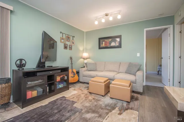 $450,000 | 9 Fallen Leaf Way, Novato, CA 94949