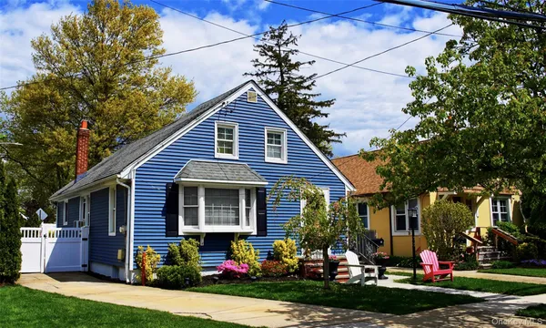 $649,999 | 10 Aberdeen Street, Malverne, NY 11565