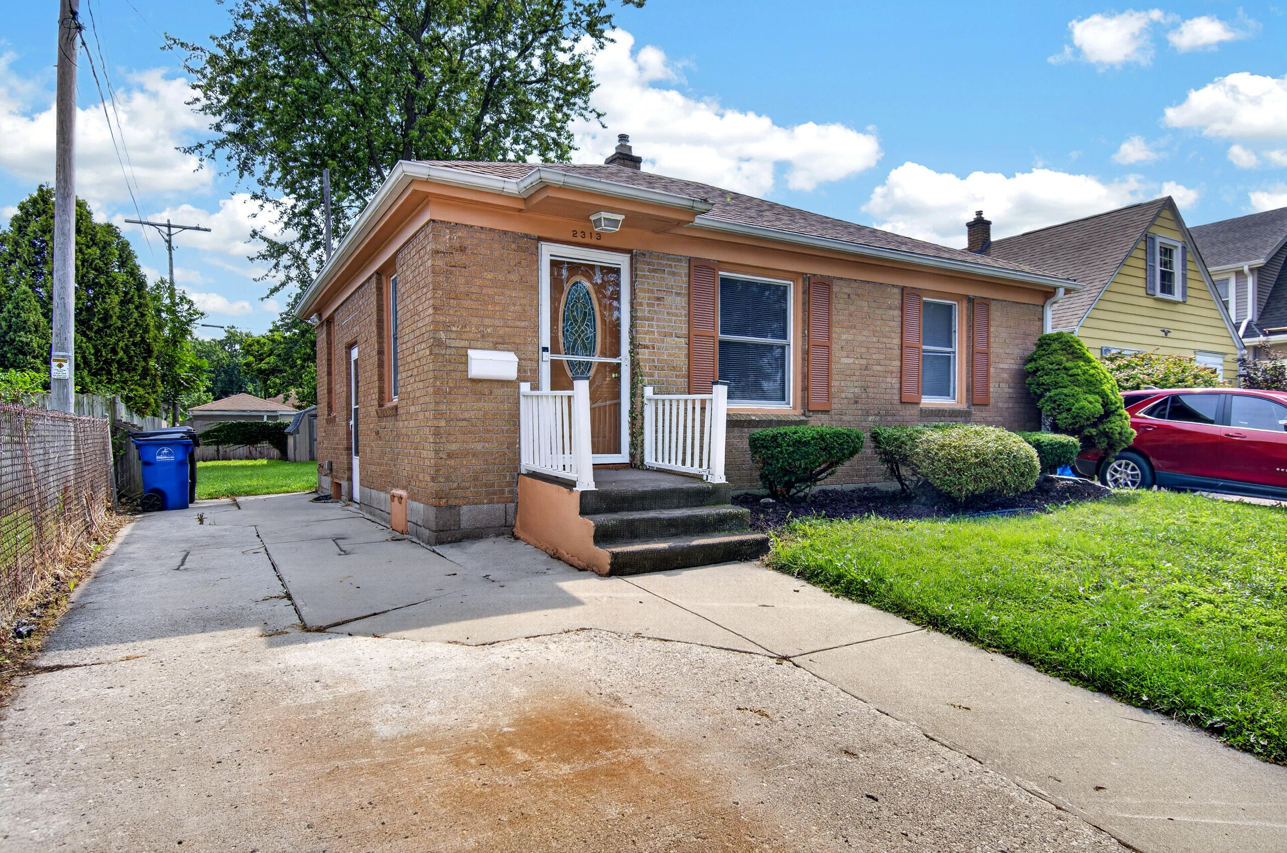 2313 Arlington Avenue Racine, WI 53403 - Photo 2 of 18 DSC_9668