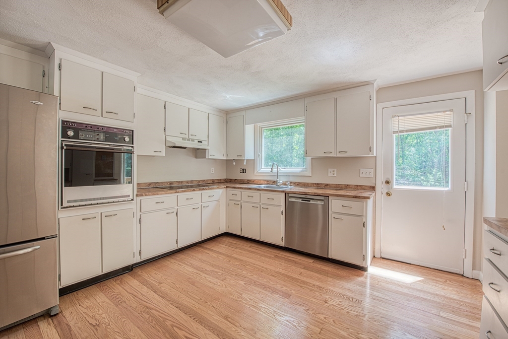 160 Hampton Road Sharon, MA 02067 - Photo 4 of 29