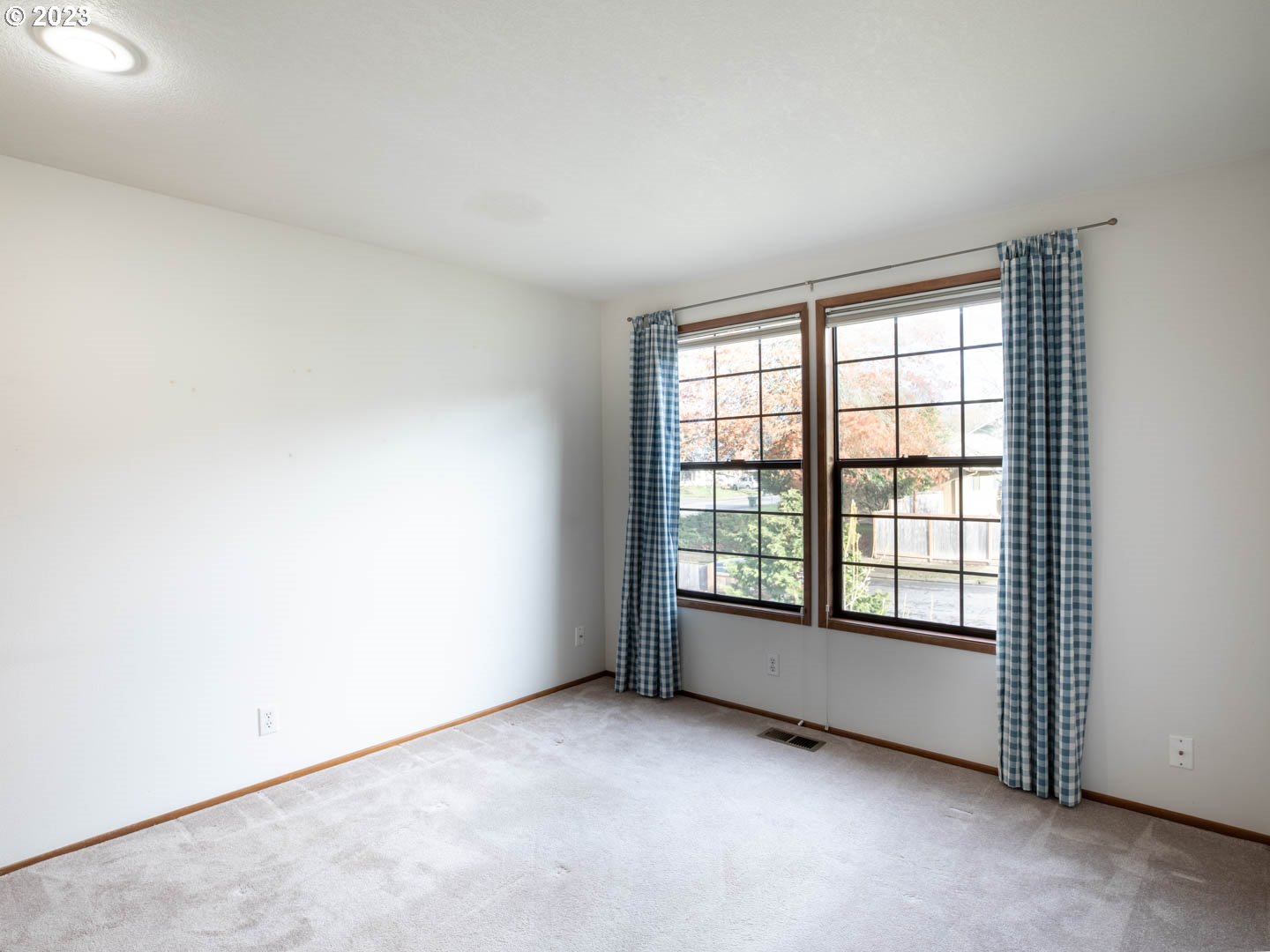 782 Montview Way Springfield, OR 97477 - Photo 11 of 14 an empty room with a window