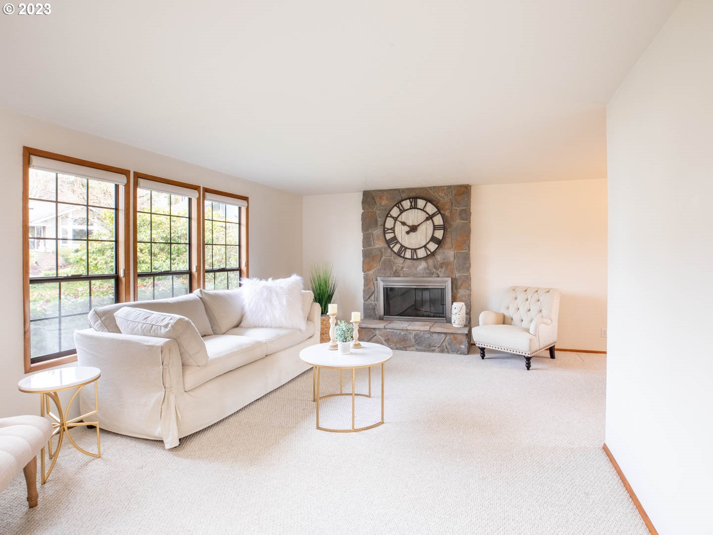 782 Montview Way Springfield, OR 97477 - Photo 2 of 14 a living room with furniture and a large window