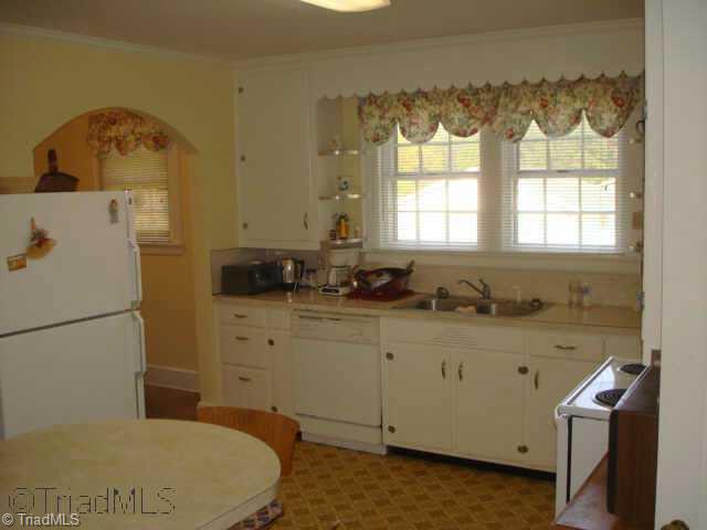 Other. Large eat in kitchen and separate breakfast nook area