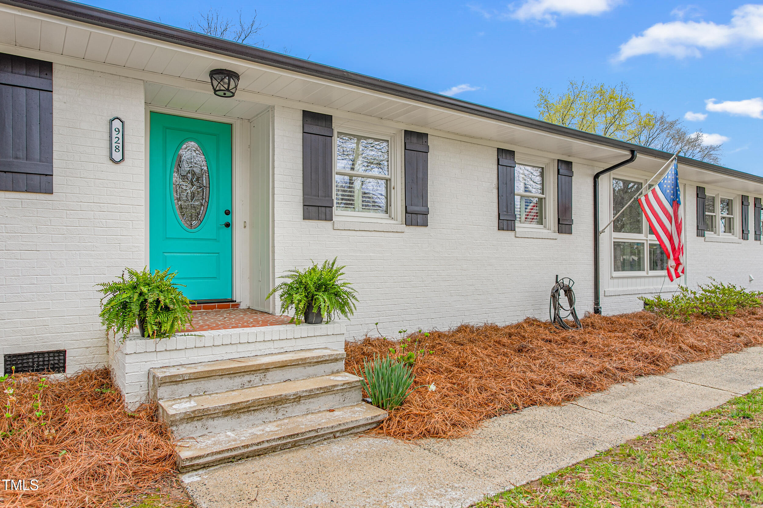928 Hanford Road Graham, NC 27253 - Photo 7 of 47 Front porch