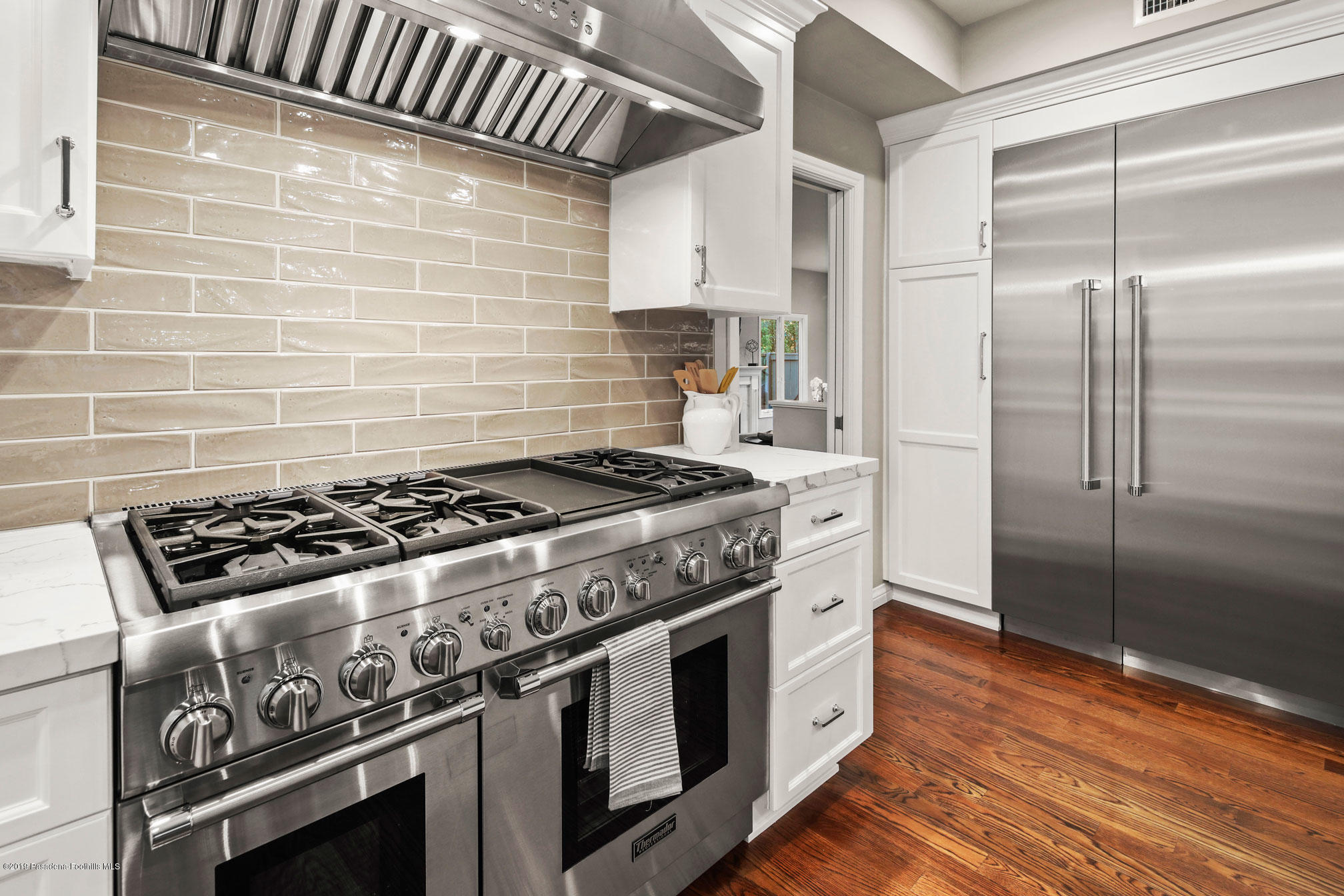 45 Club Road Pasadena, CA 91105 - Photo 12 of 36 a kitchen with stove and refrigerator