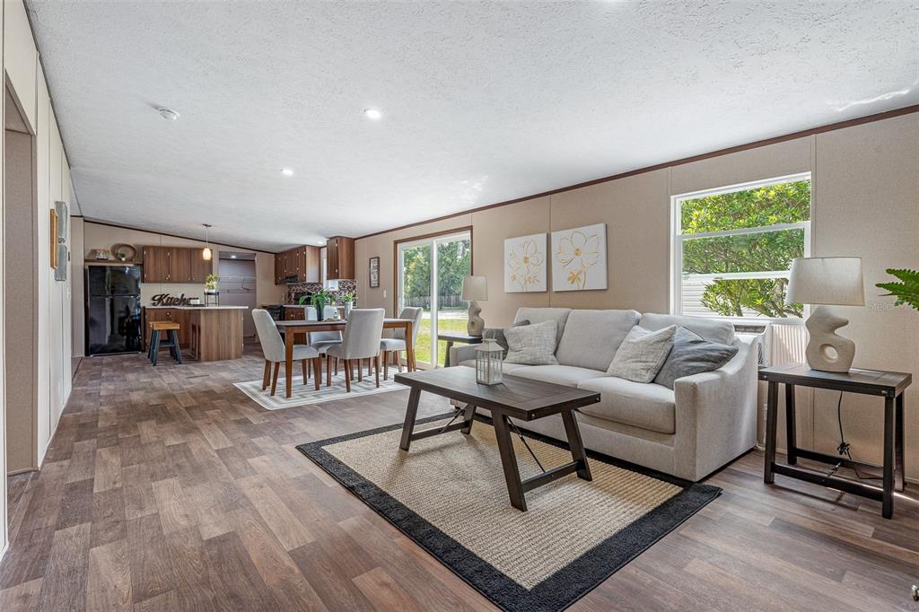 8150 Cherokee Road Bartow, FL 33830 - Photo 20 of 35 a living room with furniture and a table