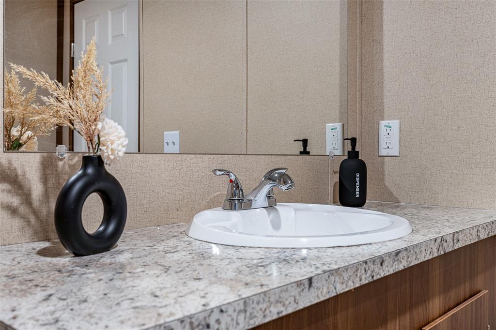 8150 Cherokee Road Bartow, FL 33830 - Photo 25 of 35 a bathroom with a sink and a mirror