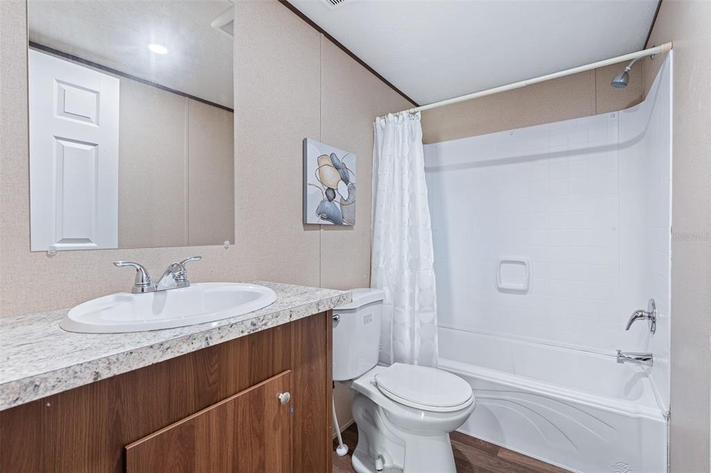 8150 Cherokee Road Bartow, FL 33830 - Photo 33 of 35 a bathroom with a sink and a mirror