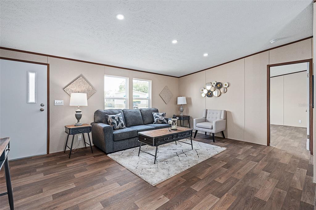 8150 Cherokee Road Bartow, FL 33830 - Photo 5 of 35 a living room with furniture and a window