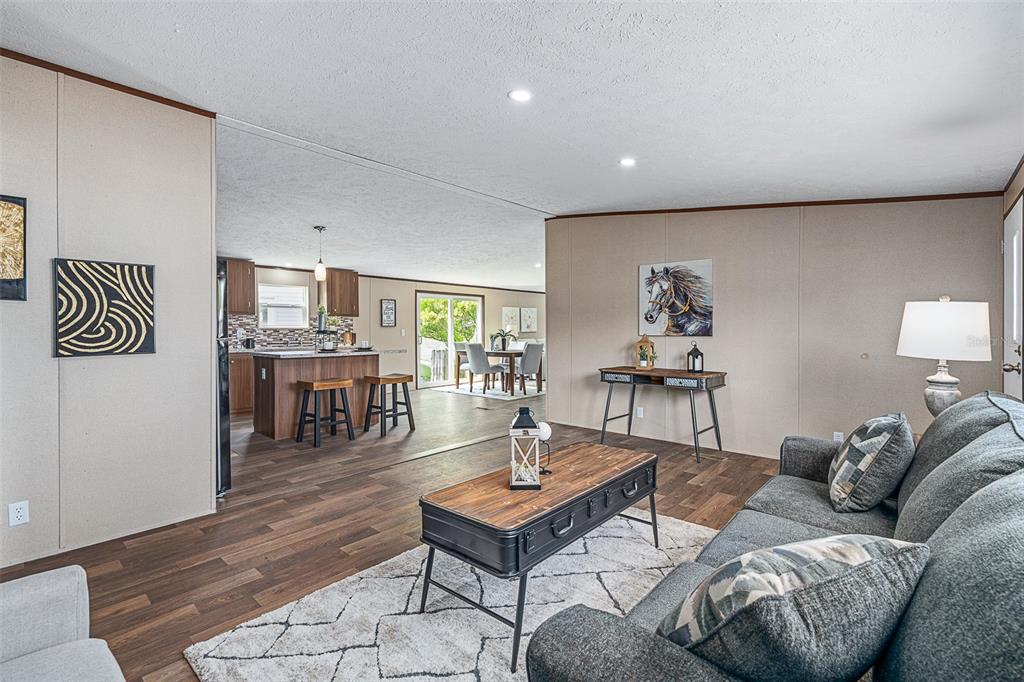 8150 Cherokee Road Bartow, FL 33830 - Photo 9 of 35 a living room with furniture and a table
