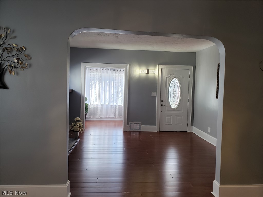 1274 Lander Road Cleveland, OH 44124 - Photo 4 of 34
