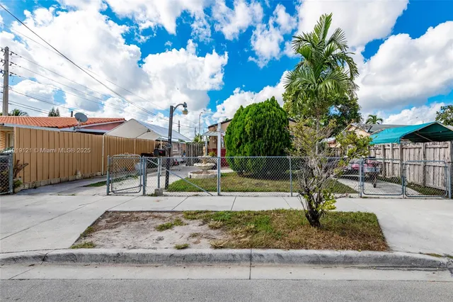 a view of a backyard