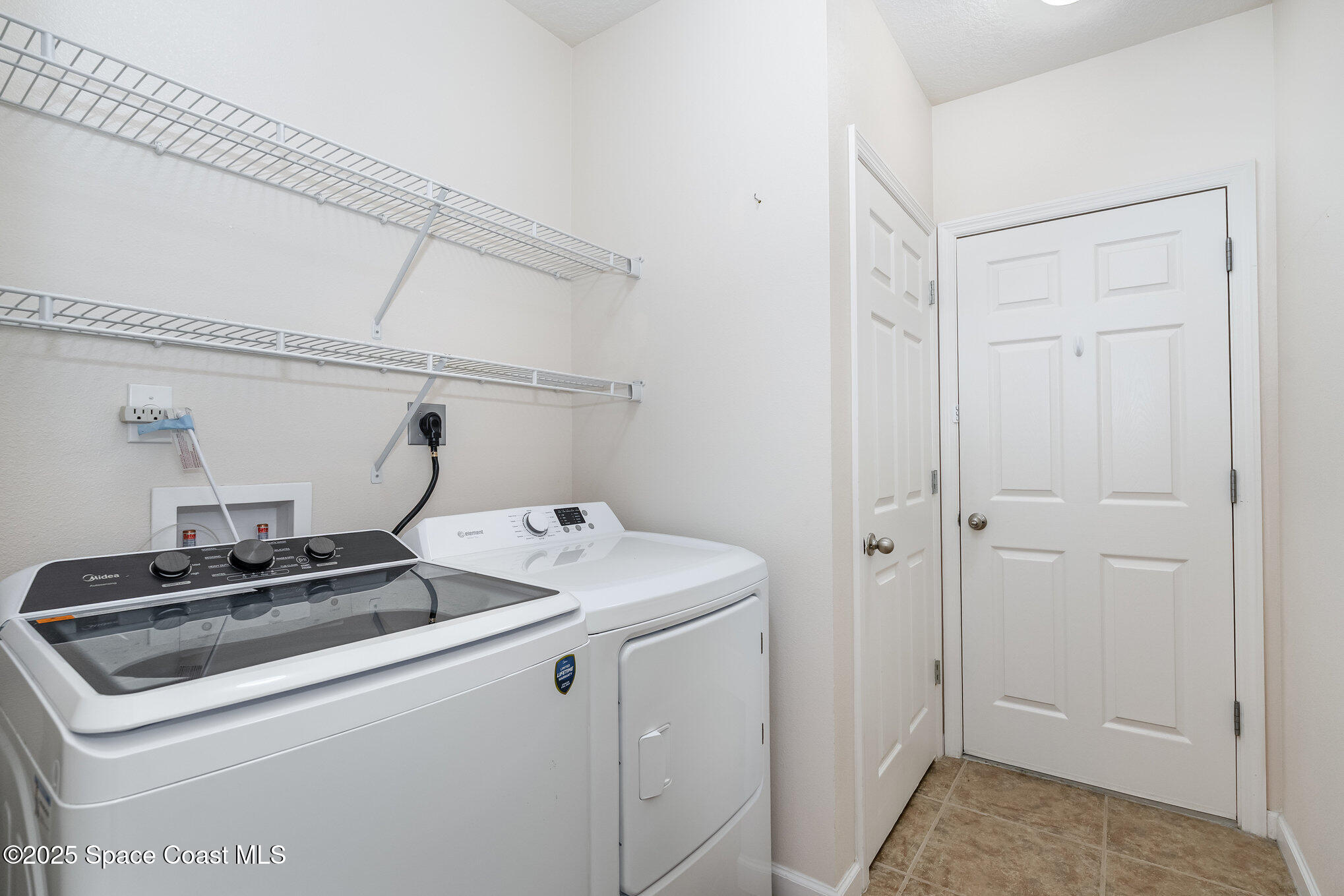 1517 Attilburgh Boulevard Melbourne, FL 32904 - Photo 5 of 15 a utility room with dryer and washer