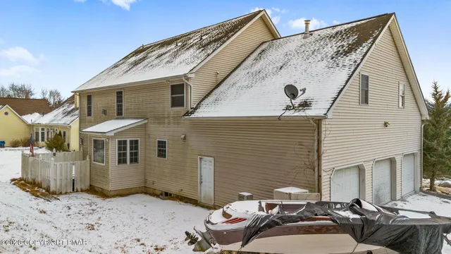 a view of a house with backyard