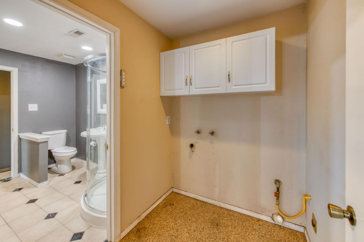 1580 Armstrong Avenue Clovis, CA 93611 - Photo 28 of 50 a bathroom with a sink a toilet and shower