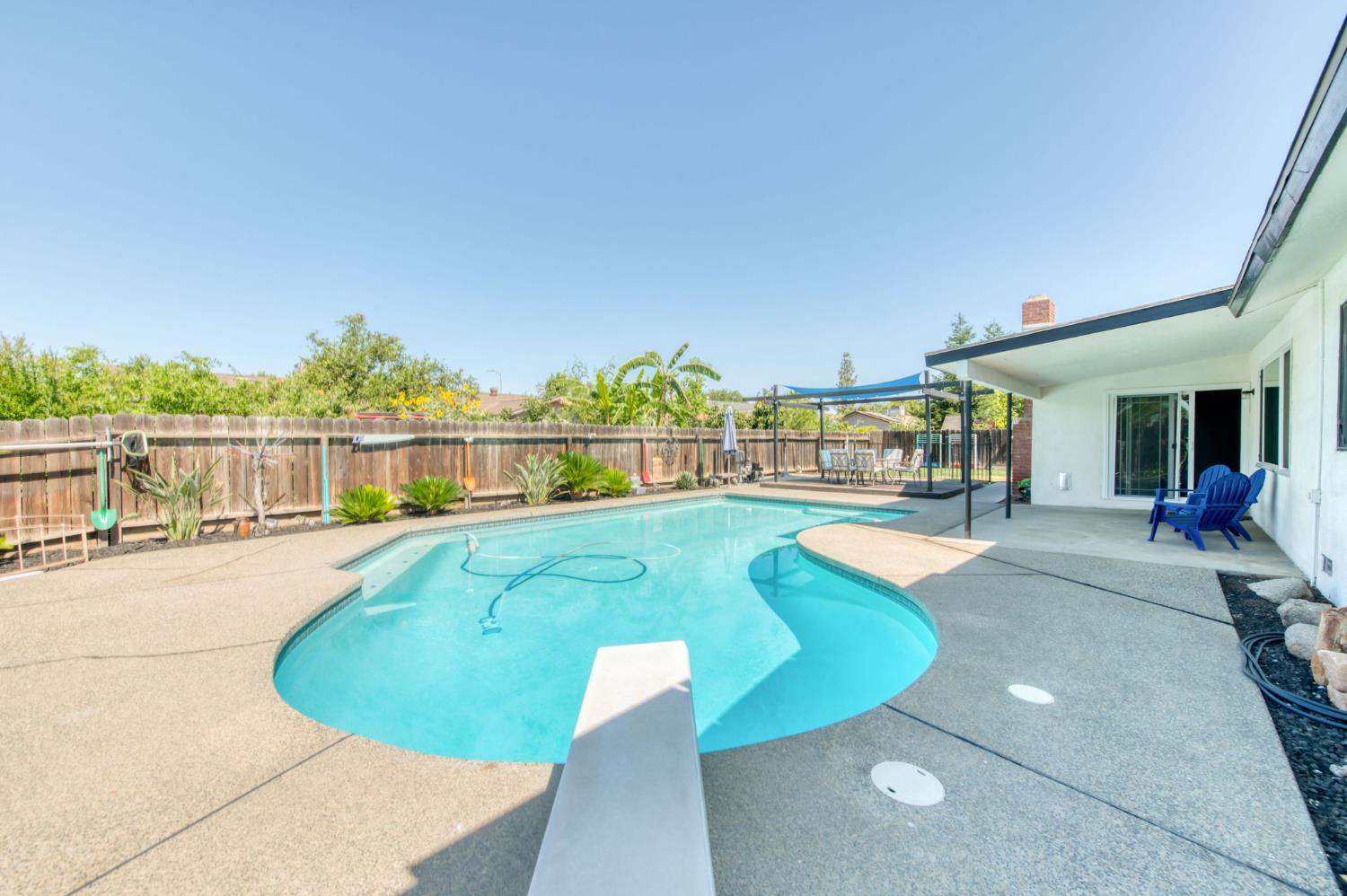 1580 Armstrong Avenue Clovis, CA 93611 - Photo 35 of 50 a view of a swimming pool with an outdoor seating