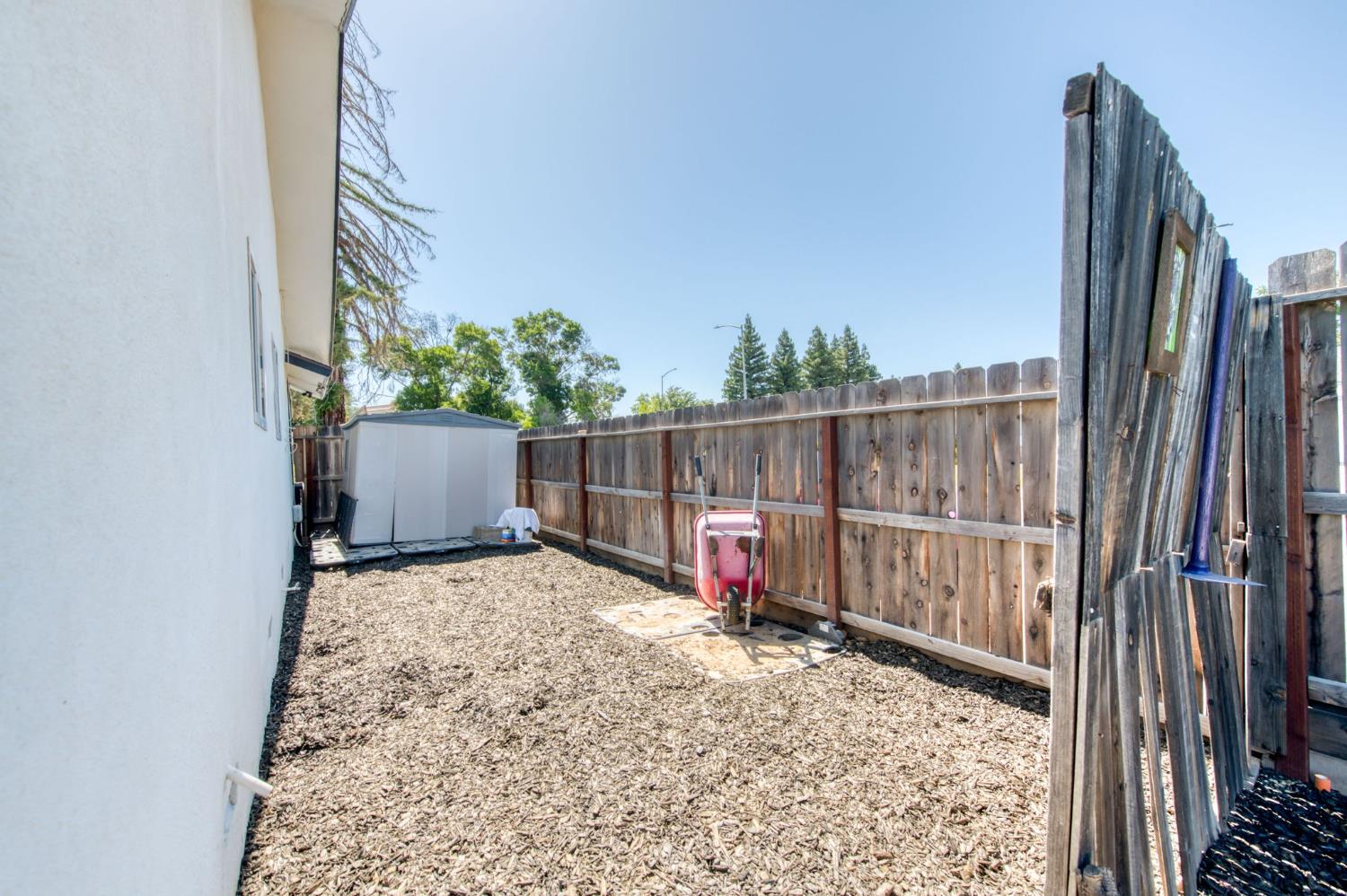 1580 Armstrong Avenue Clovis, CA 93611 - Photo 37 of 50 a backyard of a house with table and chairs