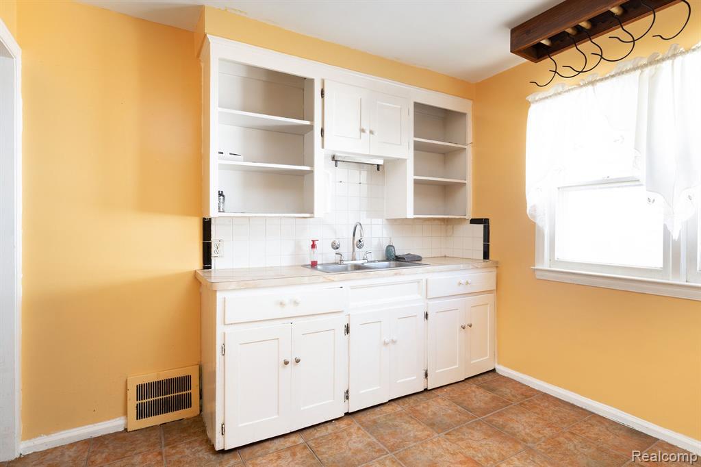 16053 Stephens Eastpointe, MI 48021 - Photo 8 of 23