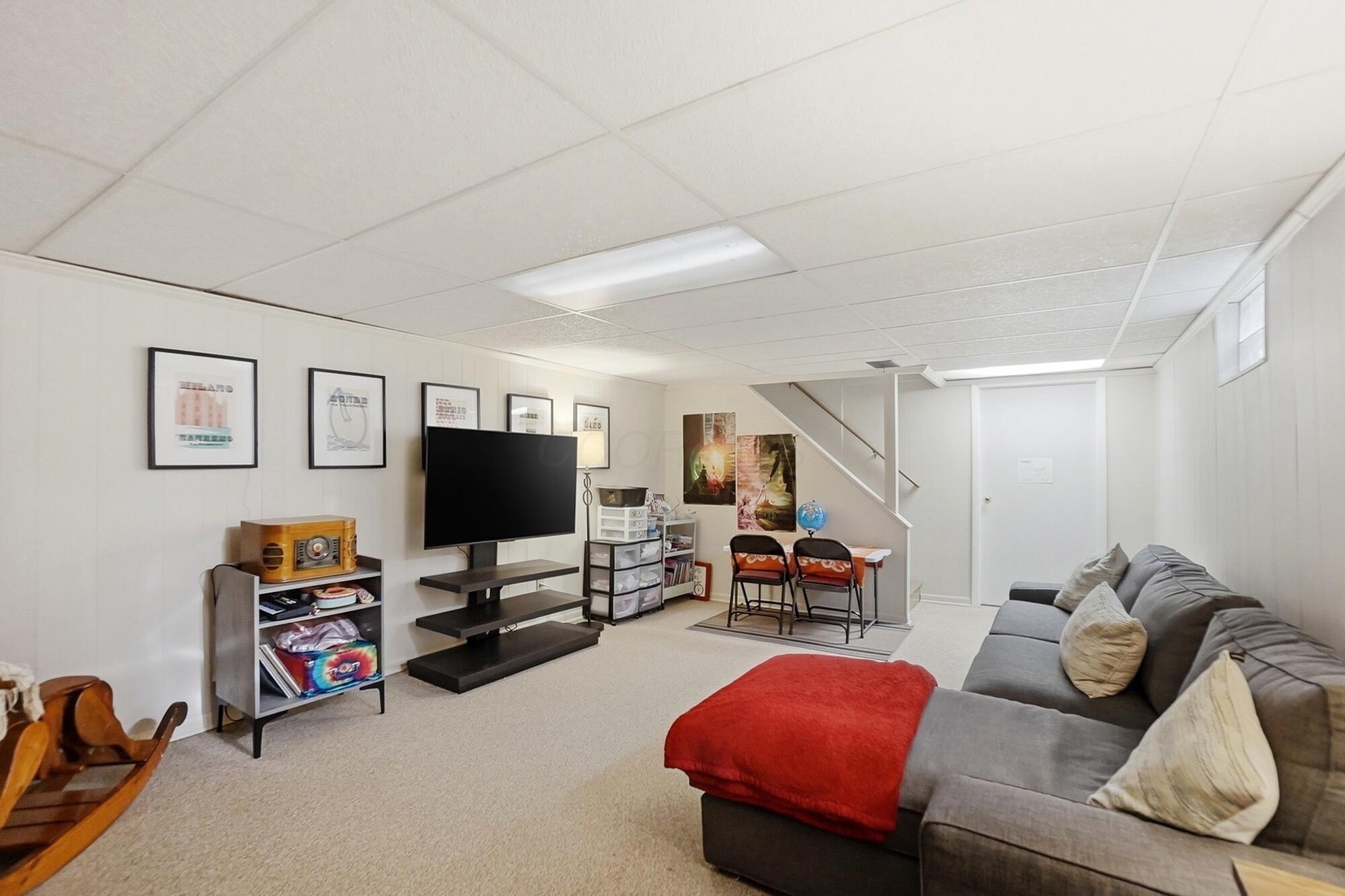 1237 Haddon Road Columbus, OH 43209 - Photo 45 of 64 046