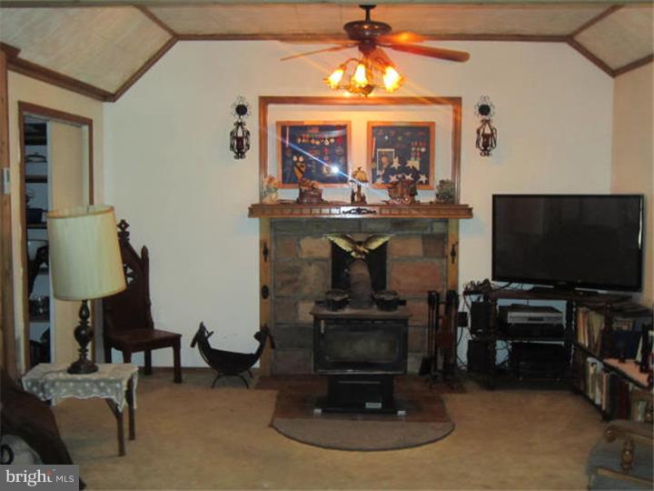 405 Magnolia Road Pemberton, NJ 08068 - Photo 4 of 19 Living Room