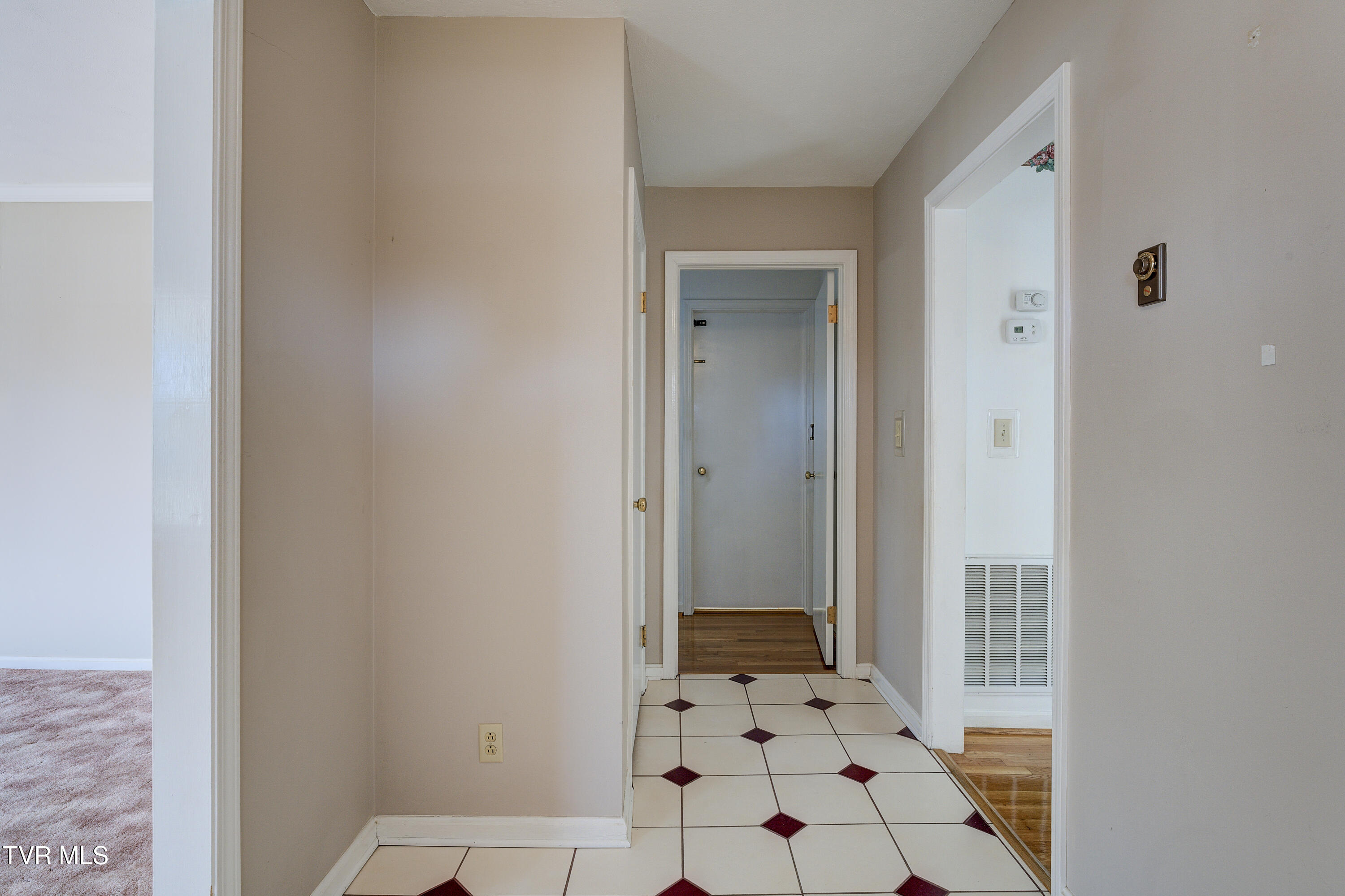 2028 Sundale Road Johnson City, TN 37604 - Photo 6 of 65 Sundale-1