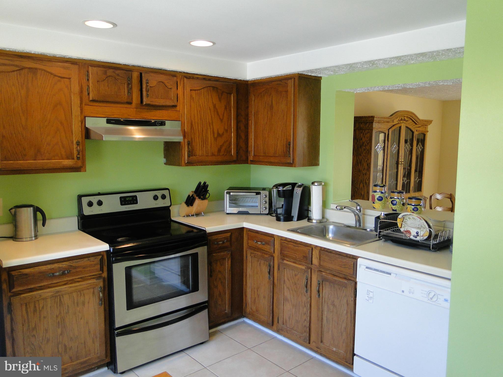7415 Aspenpark Road Lorton, VA 22079 - Photo 7 of 17 a kitchen with a sink stove and cabinets