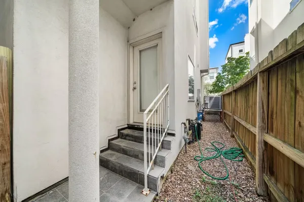 $2,750 | 5630 Kiam Street, Unit B, Houston, TX 77007