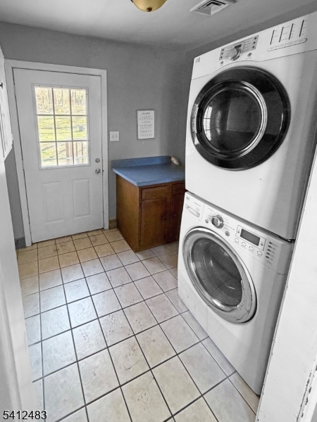 62 Ridgeway Avenue Blairstown, NJ 07825 - Photo 4 of 11 a utility room with dryer and washer