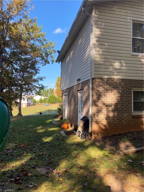 145 Oak Ridge Circle Mount Airy, NC 27030 - Photo 11 of 31 Gallery Image 11