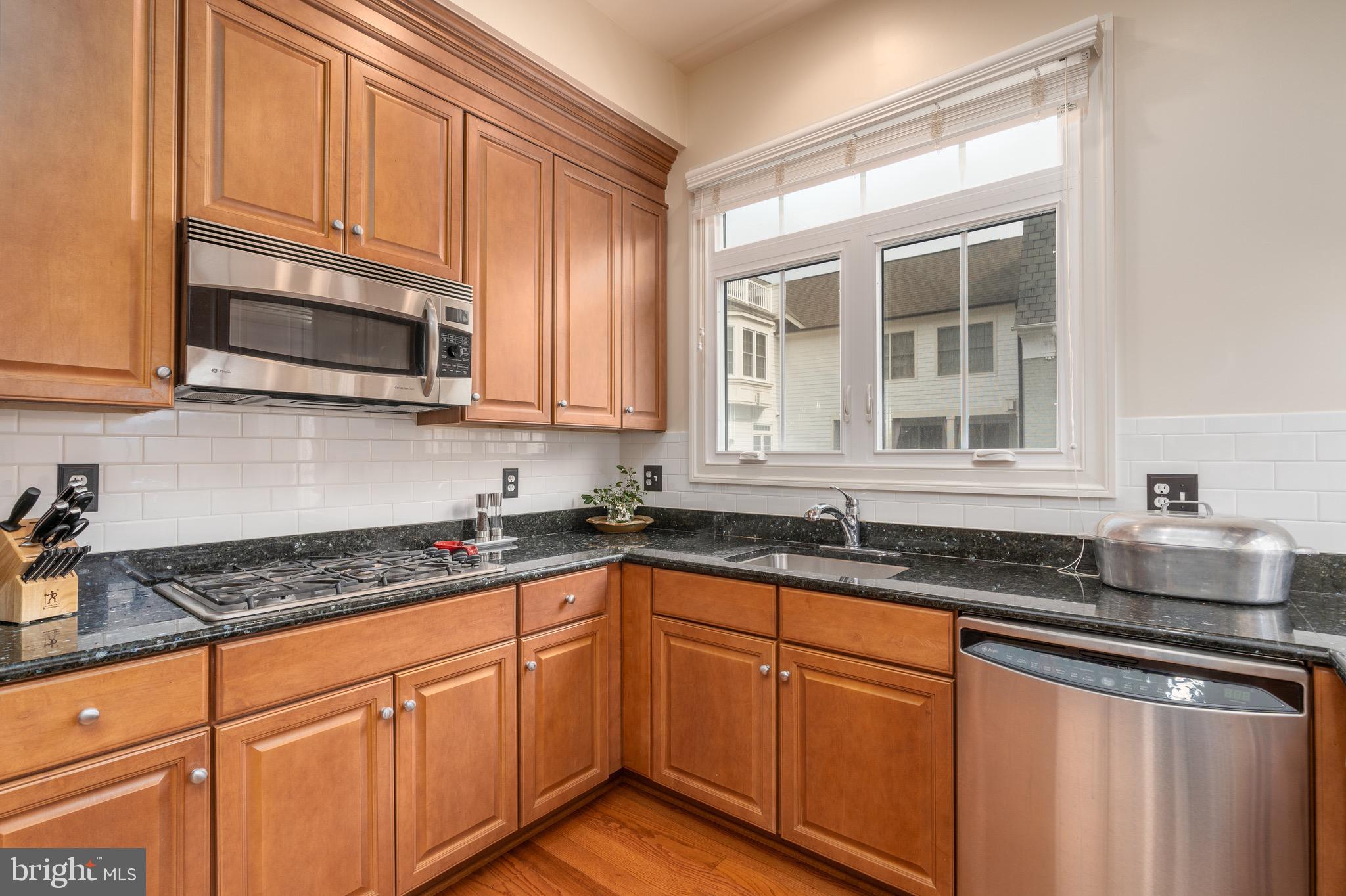 725 Carpenter Road Alexandria, VA 22314 - Photo 12 of 36 New glass-tile backsplash