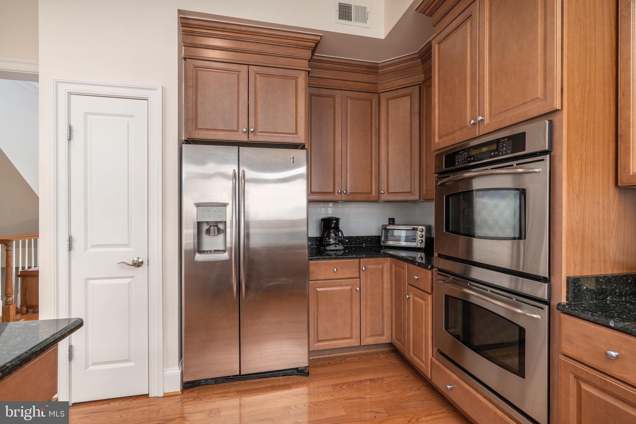725 Carpenter Road Alexandria, VA 22314 - Photo 13 of 36 Stainless steel appliances, granite counters