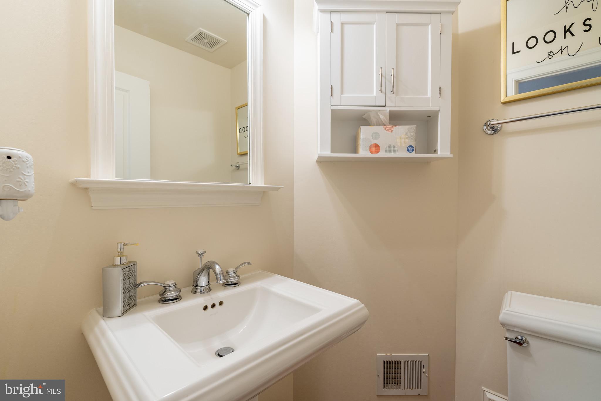 725 Carpenter Road Alexandria, VA 22314 - Photo 17 of 36 Powder room on main level