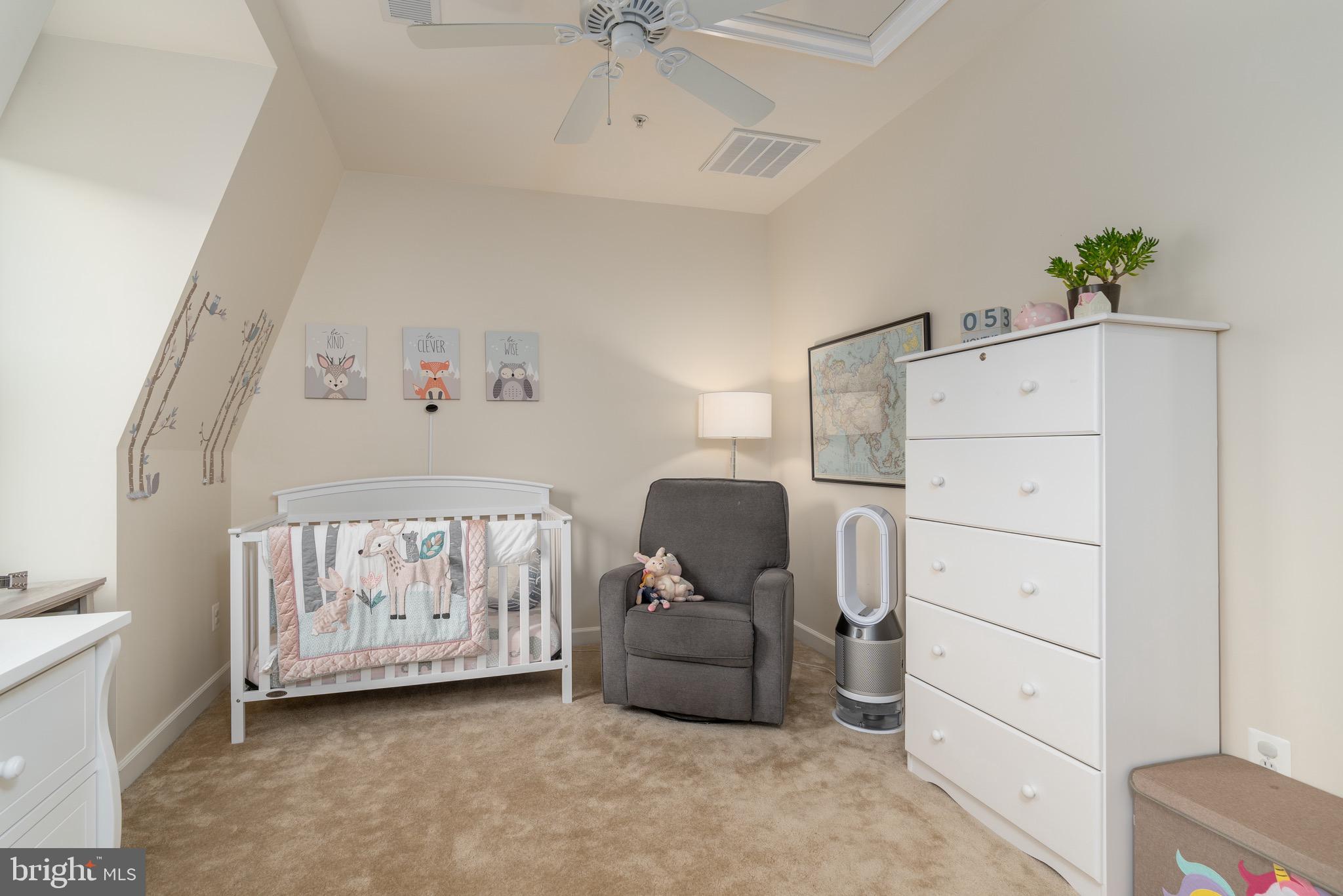 725 Carpenter Road Alexandria, VA 22314 - Photo 22 of 36 Second bedroom suite on upper level