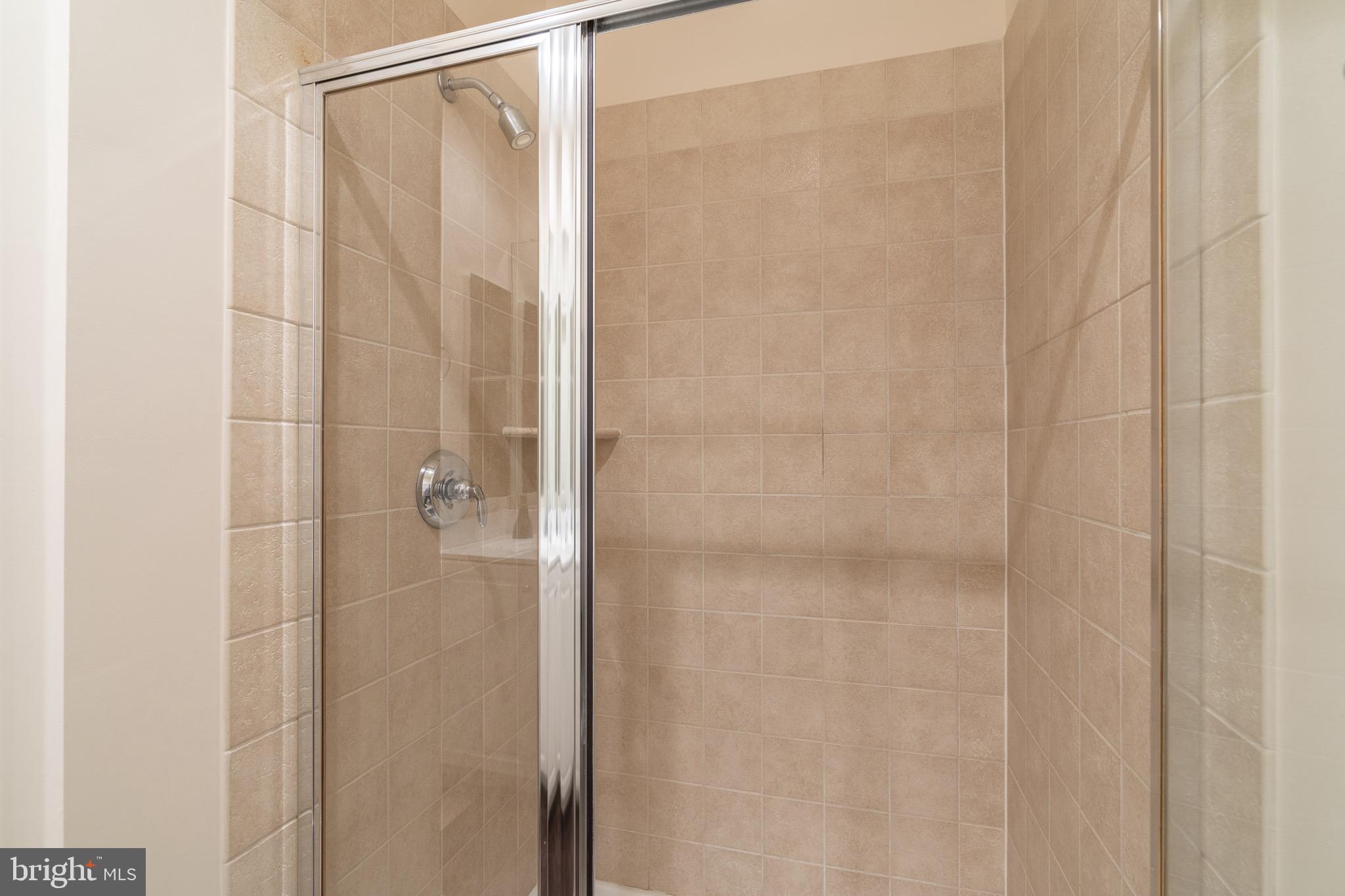 725 Carpenter Road Alexandria, VA 22314 - Photo 23 of 36 Ensuite full bath