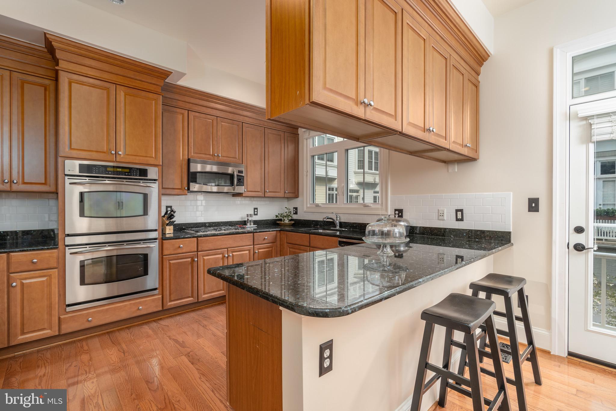 725 Carpenter Road Alexandria, VA 22314 - Photo 3 of 36 Spacious eat-in kitchen