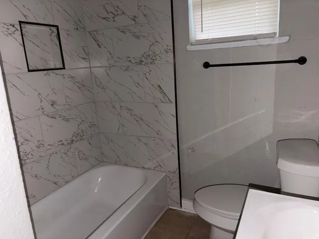 $1,975 | 6122 Glenhurst Drive, Houston, TX 77033