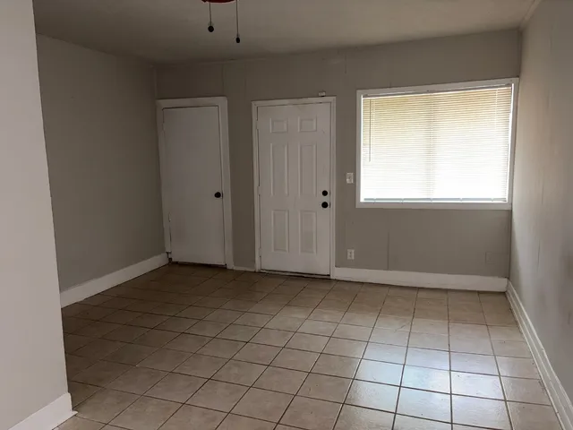 $1,975 | 6122 Glenhurst Drive, Houston, TX 77033