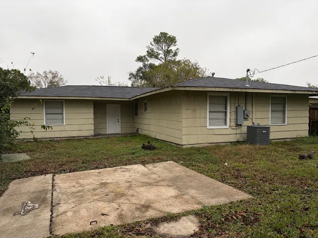 $1,975 | 6122 Glenhurst Drive, Houston, TX 77033